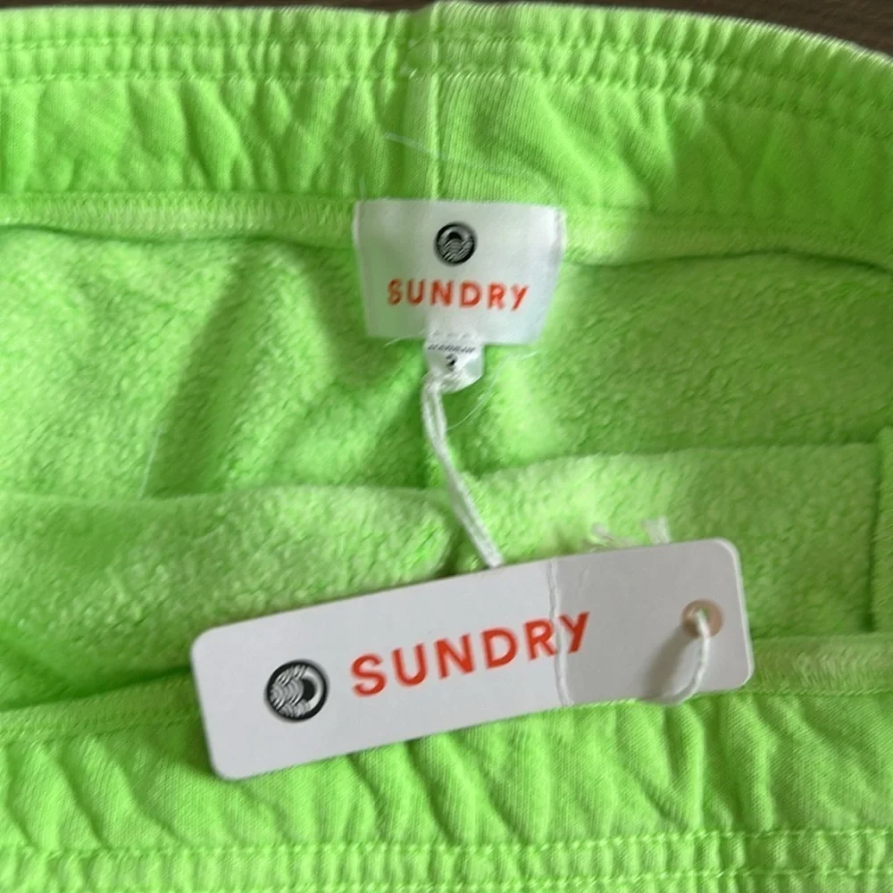 NWT SUNDRY Women’s Neon Green Shorts Size 2 (Medium 8/10)